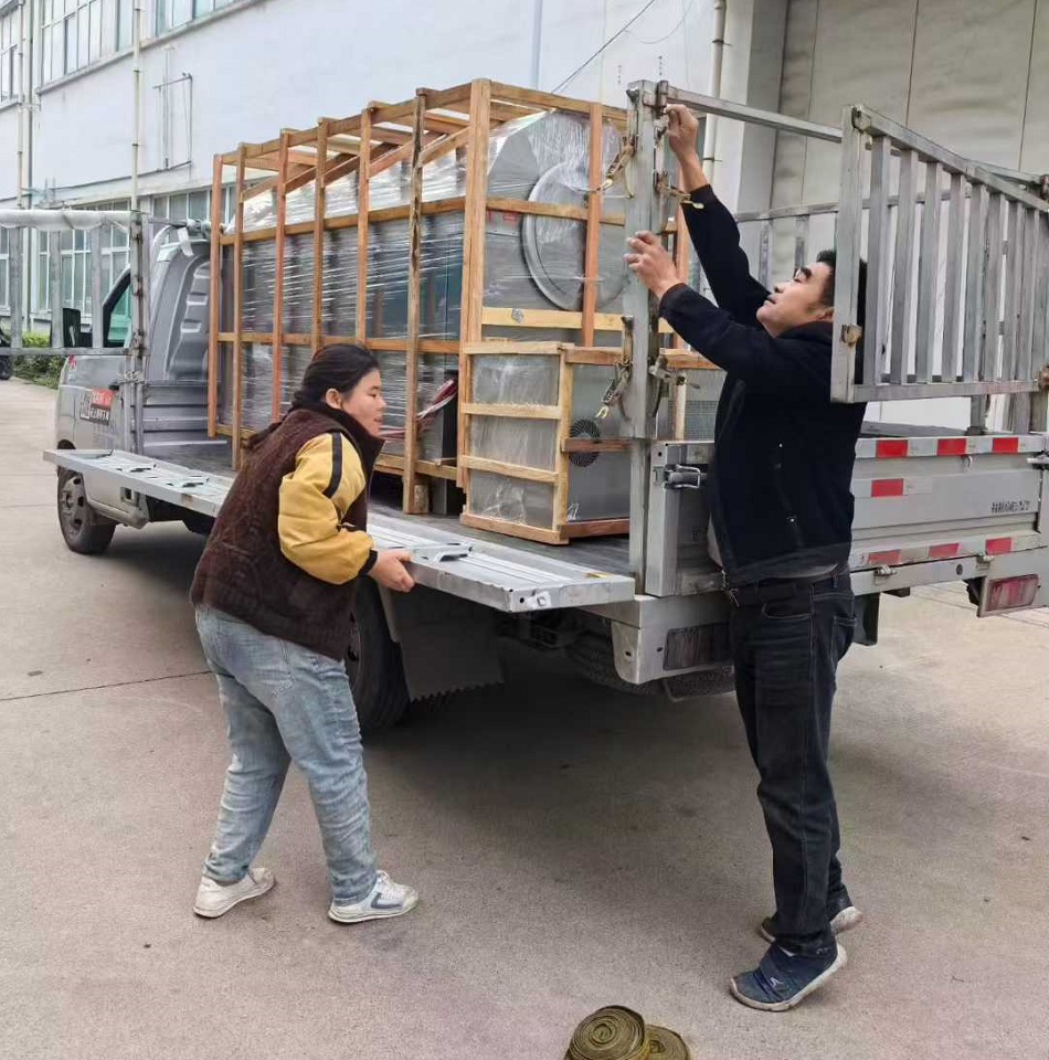 河南鄭州客戶訂購(gòu)的中大型電磁炒貨機(jī)裝車發(fā)貨